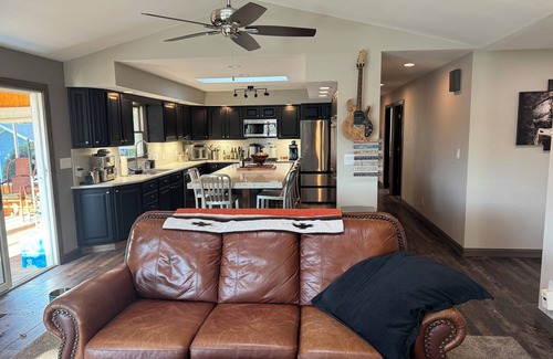 Twin Lakes Casa | Harry's Hotrod Hideaway - Charming 3-bedroom house with Hot Tub and Lake access