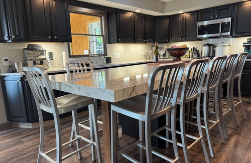 Twin Lakes Casa | Harry's Hotrod Hideaway - Charming 3-bedroom house with Hot Tub and Lake access