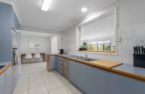 Port Macquarie Casa | Harrys at Shelly Beach - family home with pool