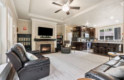 Skykomish Casa | Hart Haus at Stevens Pass- spacious w/ hot tub, EV charger, enclosed yard for pets!