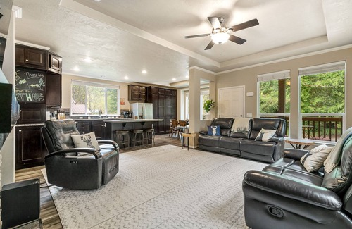 Skykomish Casa | Hart Haus at Stevens Pass- spacious w/ hot tub, EV charger, enclosed yard for pets!
