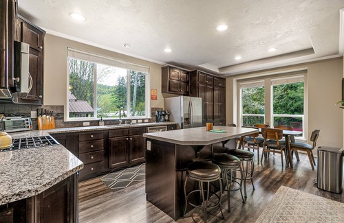 Skykomish Casa | Hart Haus at Stevens Pass- spacious w/ hot tub, EV charger, enclosed yard for pets!