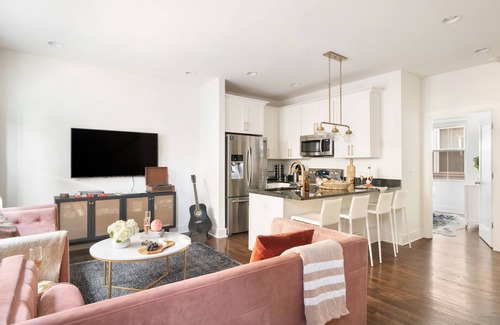 Chestnut Hill Casa | Hart Suite 13 by AvantStay | Gorgeous Town House w/ Modern Amenities!