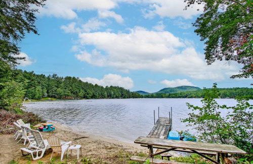 Hartford Casa | Hartford Cottage with Private Beach on Bear Pond!