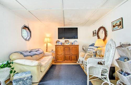 Hartford Casa | Hartford Cottage with Private Beach on Bear Pond!