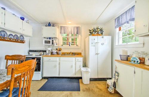 Hartford Casa | Hartford Cottage with Private Beach on Bear Pond!