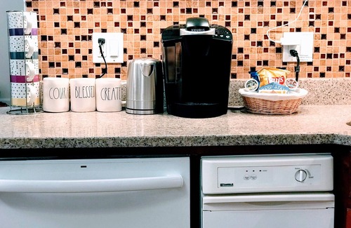 Lower Allston Apartamento | Harvard Business School, Starbucks, Trader Joe's, Buses and T, Charles River.