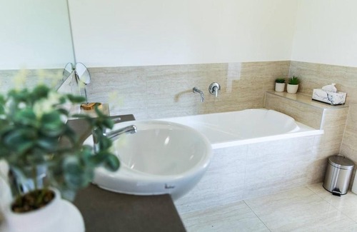 Ringwood Casa | Harvey a Stylish and Spacious Retreat in a Prime Location