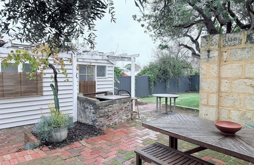 South Fremantle Casa | Harveys Beach house is located only minutes to South Beach and a variety of cafes and restaurants