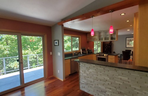 Bonny Slope Casa | Haskell Treehouse is family-friendly in a quiet area close to downtown Portland.