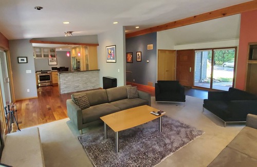 Bonny Slope Casa | Haskell Treehouse is family-friendly in a quiet area close to downtown Portland.