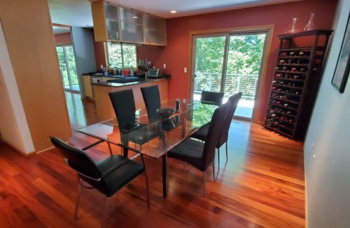 Bonny Slope Casa | Haskell Treehouse is family-friendly in a quiet area close to downtown Portland.