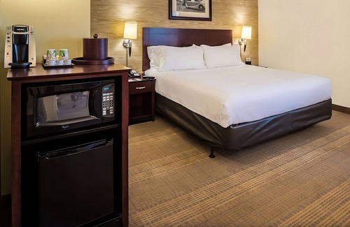 O'Hare Hotel | Hassle-free Stay w/ Complimentary Airport Shuttle, Pets are Welcome!