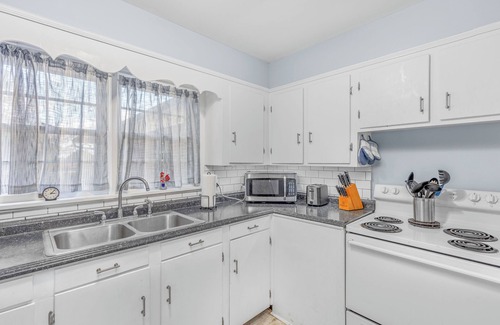 Sheffield Casa | Hatch Haven, by ReNew Rentals, WiFi, and Dogs Welcome