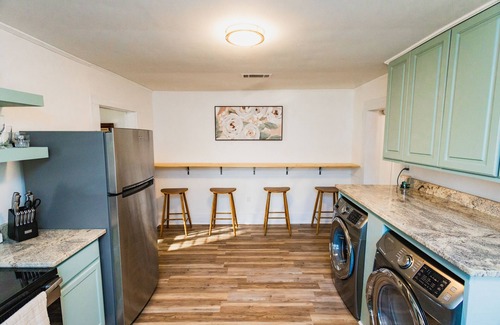 Hattiesburg Casa | Hattiesburg Retreat for Groups - Water Park & Zoo