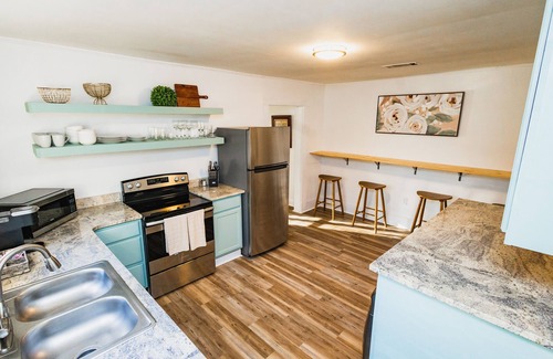 Hattiesburg Casa | Hattiesburg Retreat for Groups - Water Park & Zoo