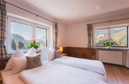 Pfarrwerfen Apartamento | Haus Biechl mit Blick auf die Burg Hohenwerfen
