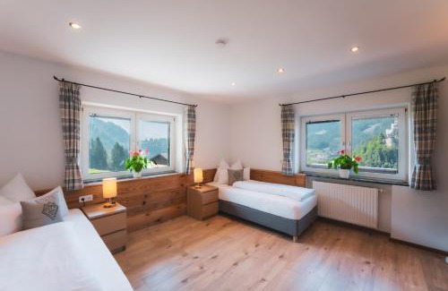 Pfarrwerfen Apartamento | Haus Biechl mit Blick auf die Burg Hohenwerfen