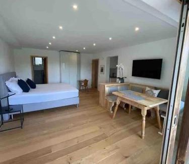 Sonnen Apartamento | Haus Hochland - Moderne Alpenwohnung Garten&Natur