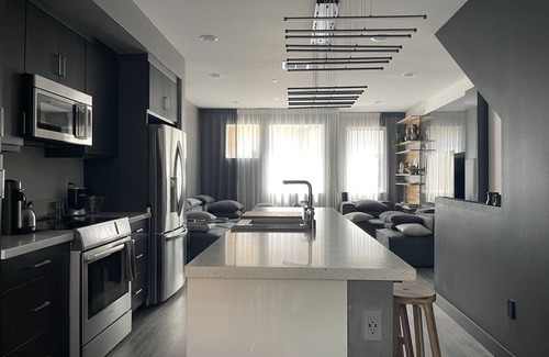 Prescott Casa | haus - Industrial Chic Oakland Townhome