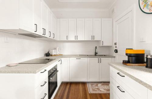 Randwick Apartamento | 'Haus of Art' Mid-Century Modern by Coogee Beach