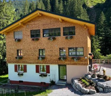 Schroecken Casa | Haus Waldegg 84