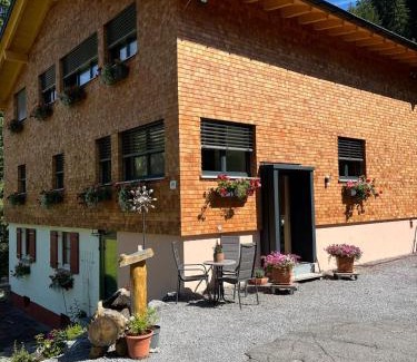 Schroecken Casa | Haus Waldegg 84