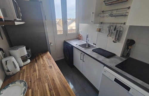 Quartier de la Roquette Apartamento | Haussmann-style apartment with balcony, next to Place de la Bastille.