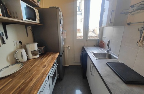 Quartier de la Roquette Apartamento | Haussmann-style apartment with balcony, next to Place de la Bastille.