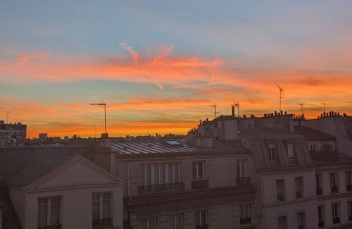 Quartier de la Roquette Apartamento | Haussmann-style apartment with balcony, next to Place de la Bastille.