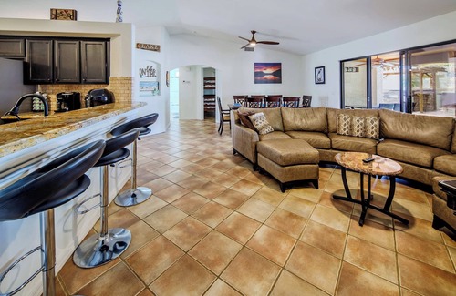 Lake Havasu City Casa | Havasu Sunset Hideaway - Swim up Pool Bar|Firepit
