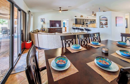 Lake Havasu City Casa | Havasu Sunset Hideaway - Swim up Pool Bar|Firepit