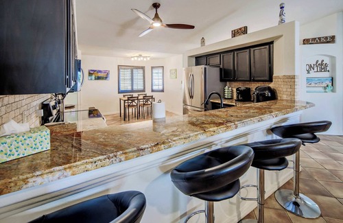 Lake Havasu City Casa | Havasu Sunset Hideaway - Swim up Pool Bar|Firepit