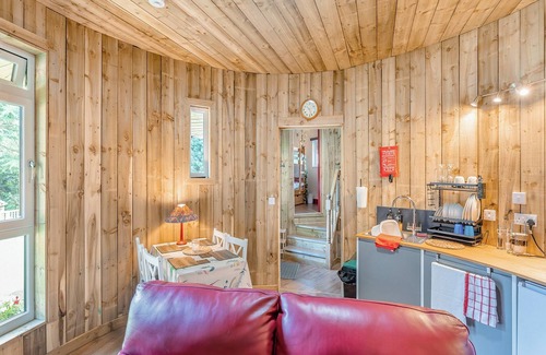 Polmont Cabaña | Have a fab time in this unique, triple-circle treehouse.