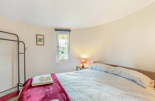 Polmont Cabaña | Have a fab time in this unique, triple-circle treehouse.