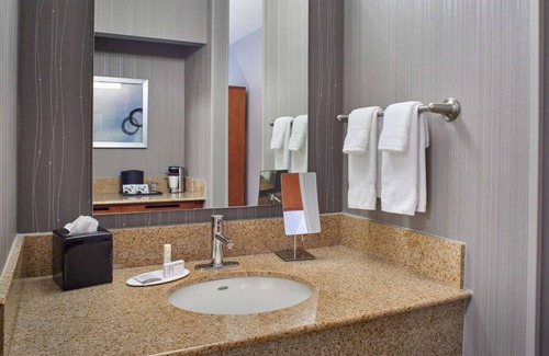 Eden Prairie Complejo | Have a Relaxing Stay! Two Units, Indoor Pool, Pets are Welcome with Fee
