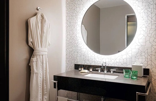 East Central Park Hotel | Have Fun at Disney! 3 Contemporary Units, w/ Outdoor Pool & Spa, Parking!