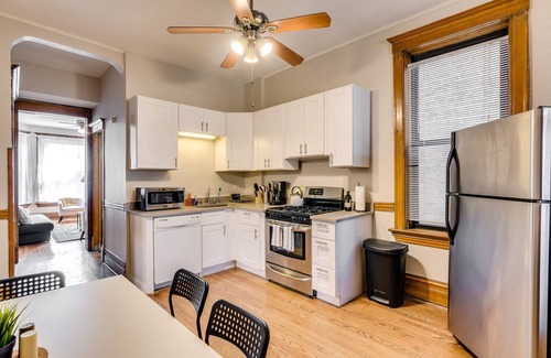 Wicker Park Apartamento | Have It all! Convenient Yet Calm, Low Key and Lively by RedAwning