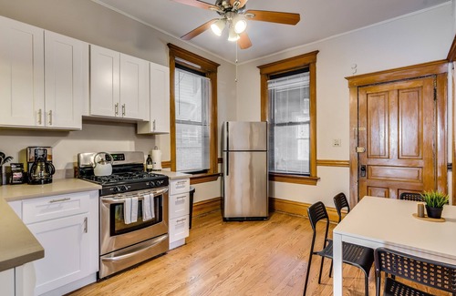 Wicker Park Apartamento | Have It all! Convenient Yet Calm, Low Key and Lively by RedAwning