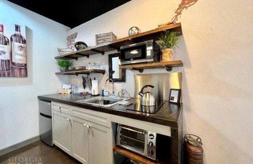 Demorest Apartamento | Haven at Hazel ~ Downtown Studio, stylish and centrally located on the square.