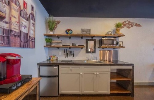 Demorest Apartamento | Haven at Hazel ~ Downtown Studio, stylish and centrally located on the square.