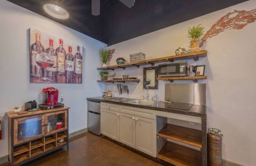 Demorest Apartamento | Haven at Hazel ~ Downtown Studio, stylish and centrally located on the square.