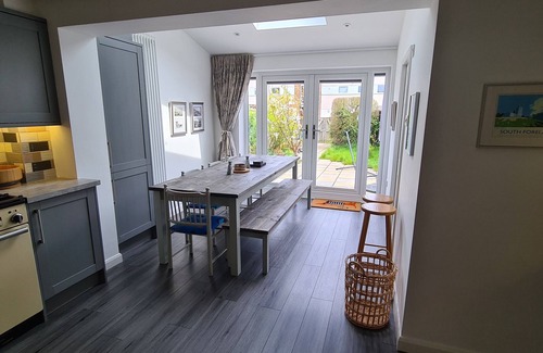 Deal Casa | Haven Cottage, Walmer - overlooks park, close to beach & promenade