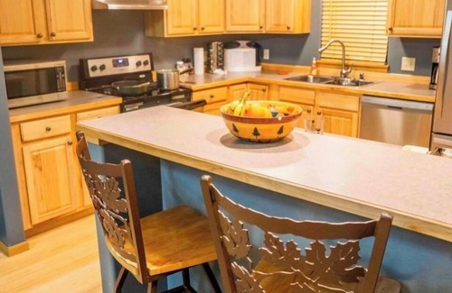 Big Sky Condominio | Haven in Big Sky w/ Views and Hot Tub- Town Center