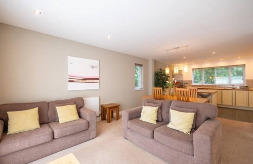 Carnon Downs Cabaña | Haven (pet friendly) - 5 star self catering cottage