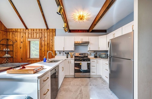 Woodsville Casa | Haverhill Mtn Retreat: Hike, Ski, Relax in Hot Tub