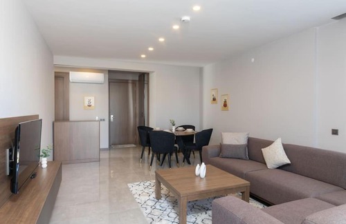 Konyaalti Apartamento | Havuzlu Apartta Balkonlu Ev Konforu