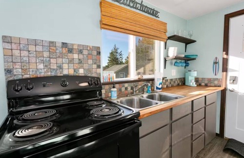 Grayland Cabaña | Hawaiian Themed Cottage | Ocean Views