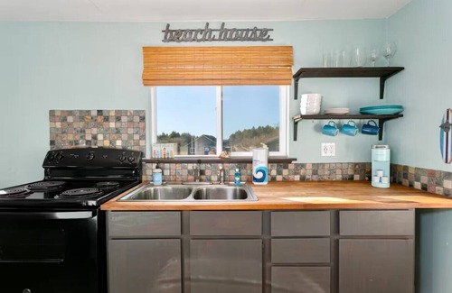 Grayland Cabaña | Hawaiian Themed Cottage | Ocean Views