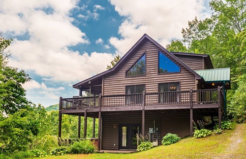 Ridgeline Vistas Cabina | Hawk's Hideaway- Blue Ridge GA
